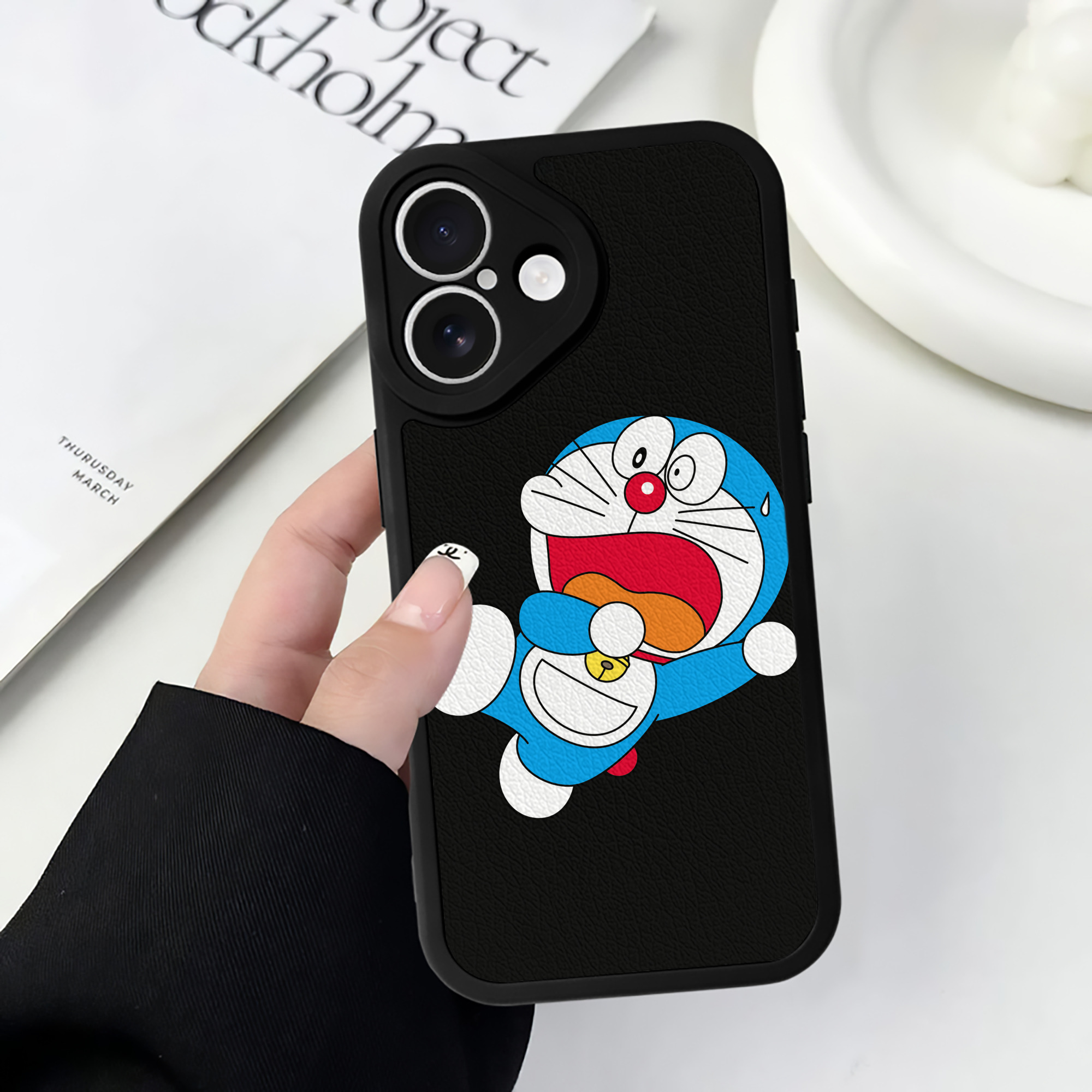 （画像用） ドラえもん Doraemon 【iPhone 16シリーズ対応】シリコンスマホケース（レザー調） 材質：シリコン